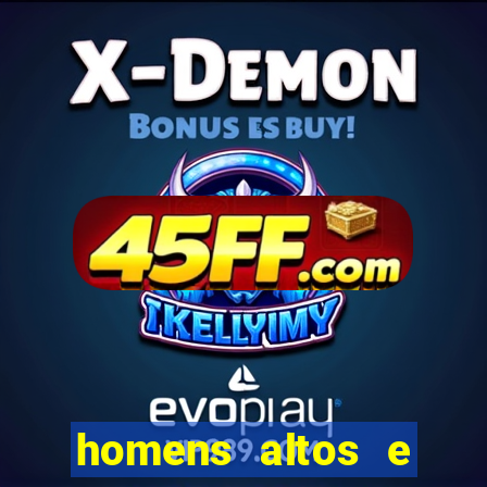 homens altos e magros pelados